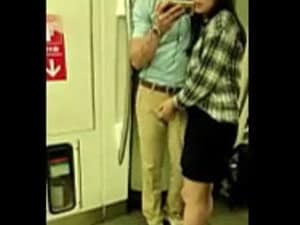 สาวจีน กับแฟนบน MRT ดูมีอารมณ์กันมาก